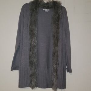 Gray sweater with faux fur collar/lapel 💥